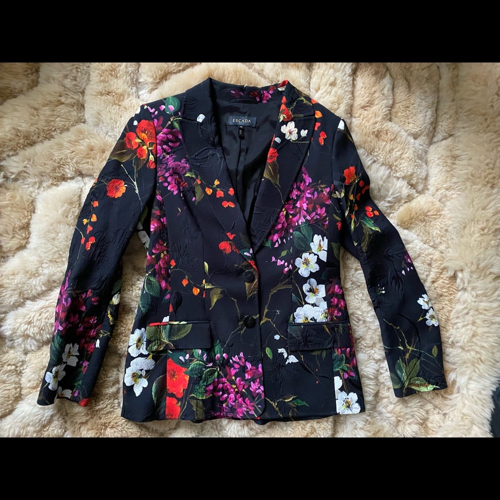 ESCADA floral blazer size 8, NWOT, Saks 5th Ave, excellent, new without tags